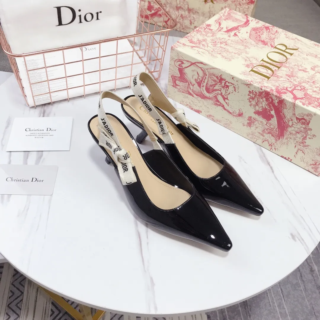 👟👟Ex-factory price 480👟👟 Women's shoes Women's clothing Women's shoes Women's clothing Women's shoes Women's clothing Special material👟👟Ex-factory price 400👠👠✨ ✨ Dior's popular sandals are new🔥 🔥 The year's most popular internet celebrities and celebrities have the same style💁 💁 . The fabric is imported; calf patent leather (special material), the lining and feet are made of calf leather lining🐑. Original molded heel, heel height 10Cm 6.5cm💘 flat bottom 1.5cm, original molded metal outsole with five-pointed star LOGO mark✨. Original bow, 💅 Italian leather outsole. 👄💋 Full set of packaging (clamshell box, cloth bag, card, invoice, one-to-one wrapping paper) 34 40 41 customized